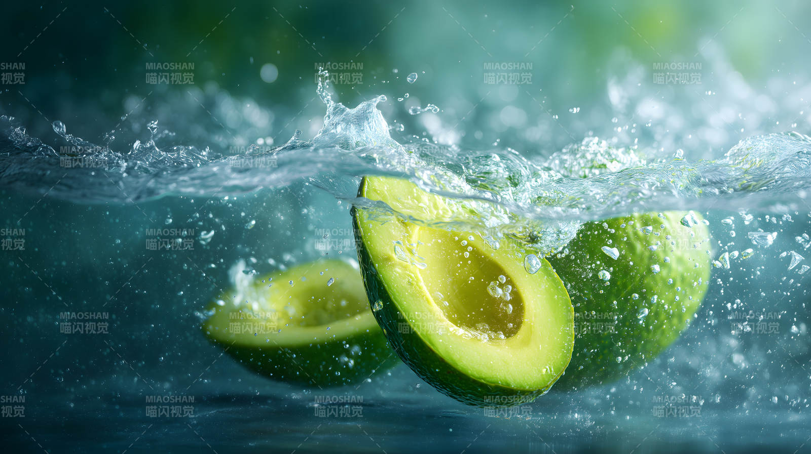 牛油果水中激起水花图片