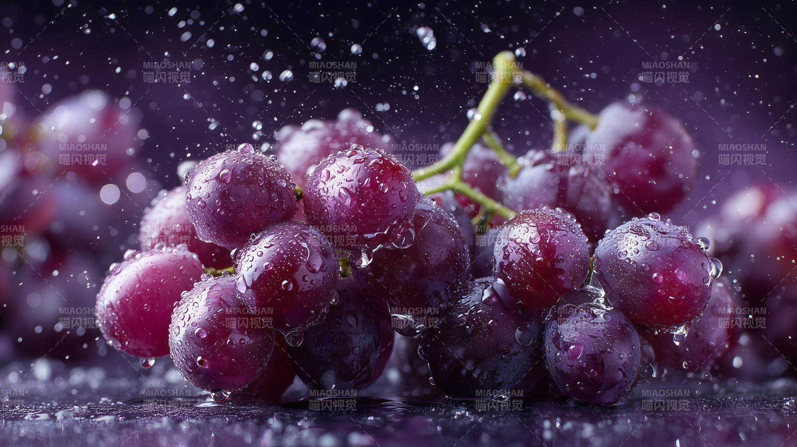紫葡萄淋雨水珠图片