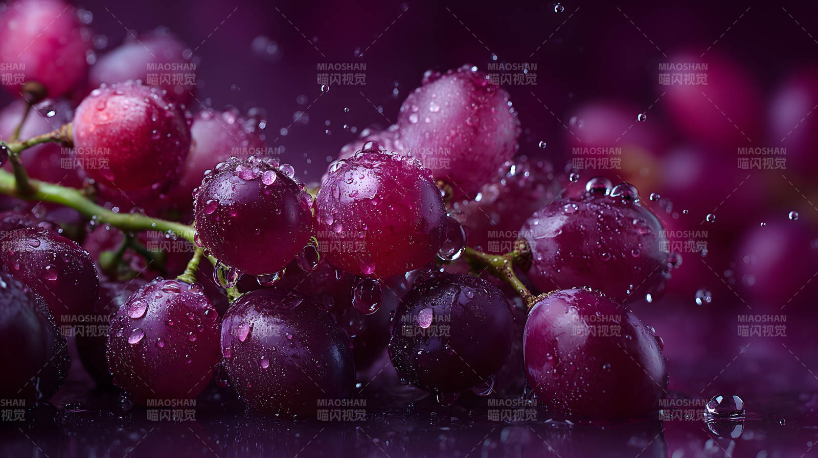 晶莹剔透的红葡萄特写图片