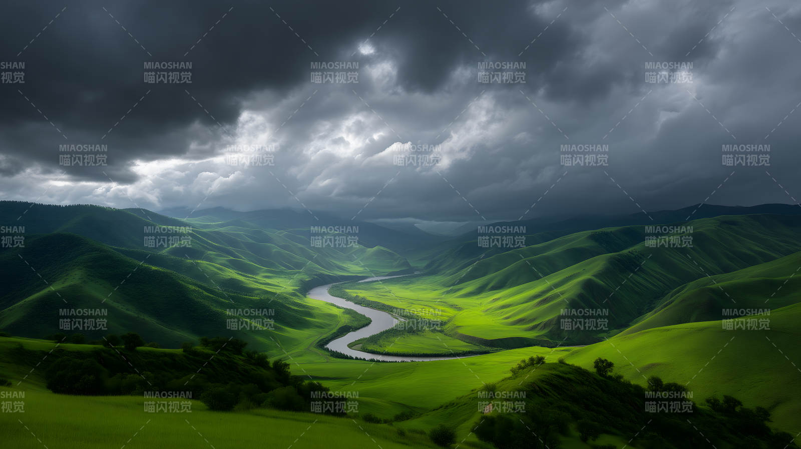 山川河流云层笼罩景色图片