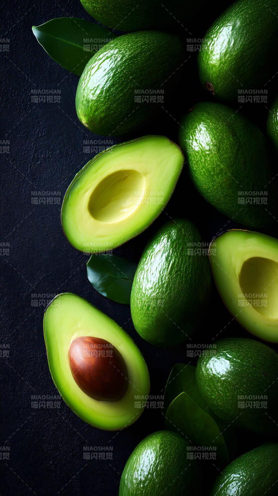 青翠欲滴的牛油果图片