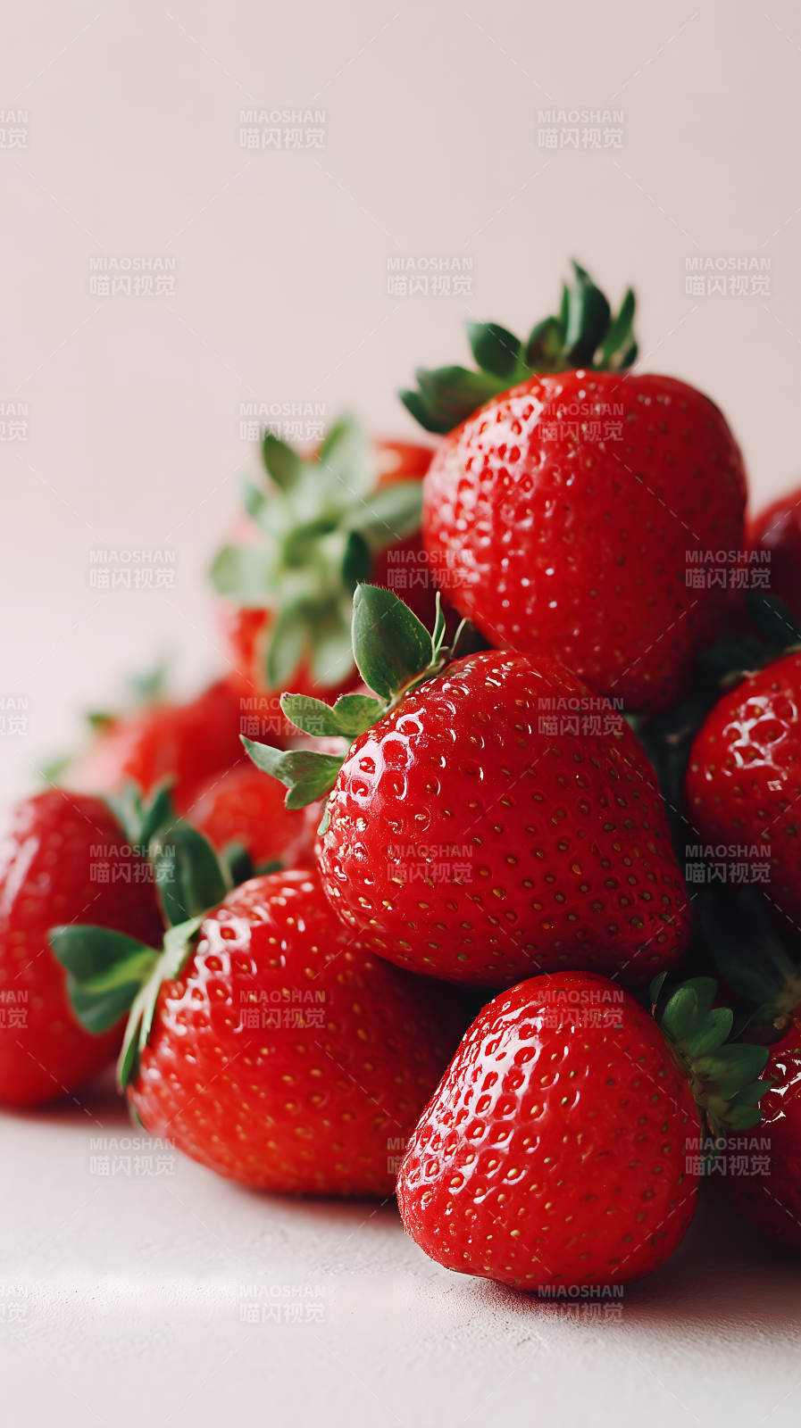 鲜红草莓特写图片