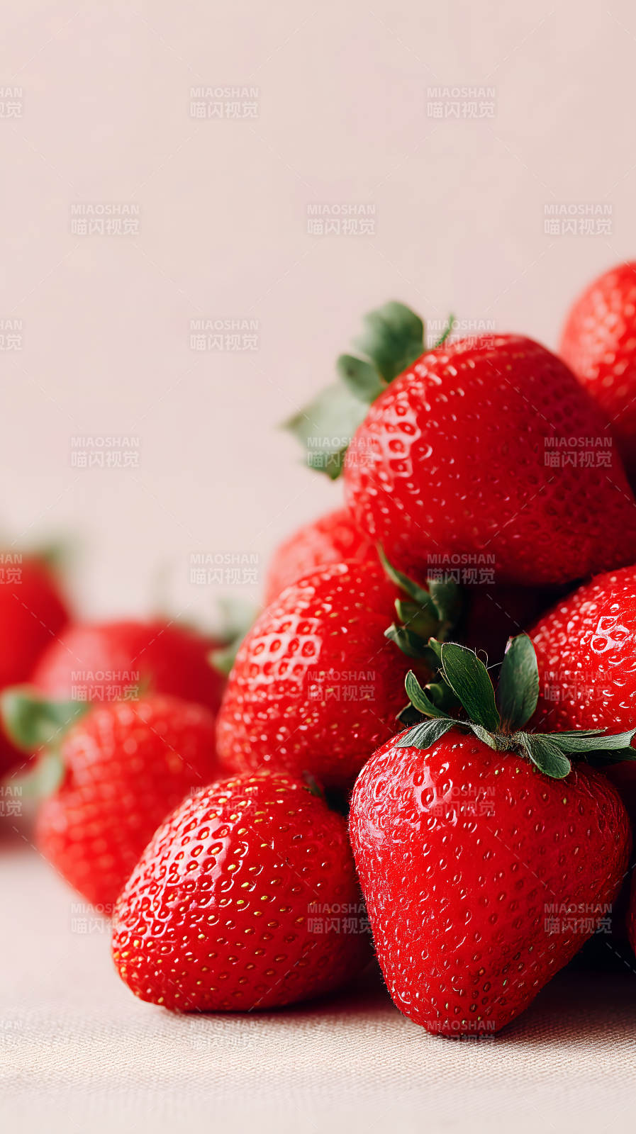 鲜艳草莓特写堆叠展示图片