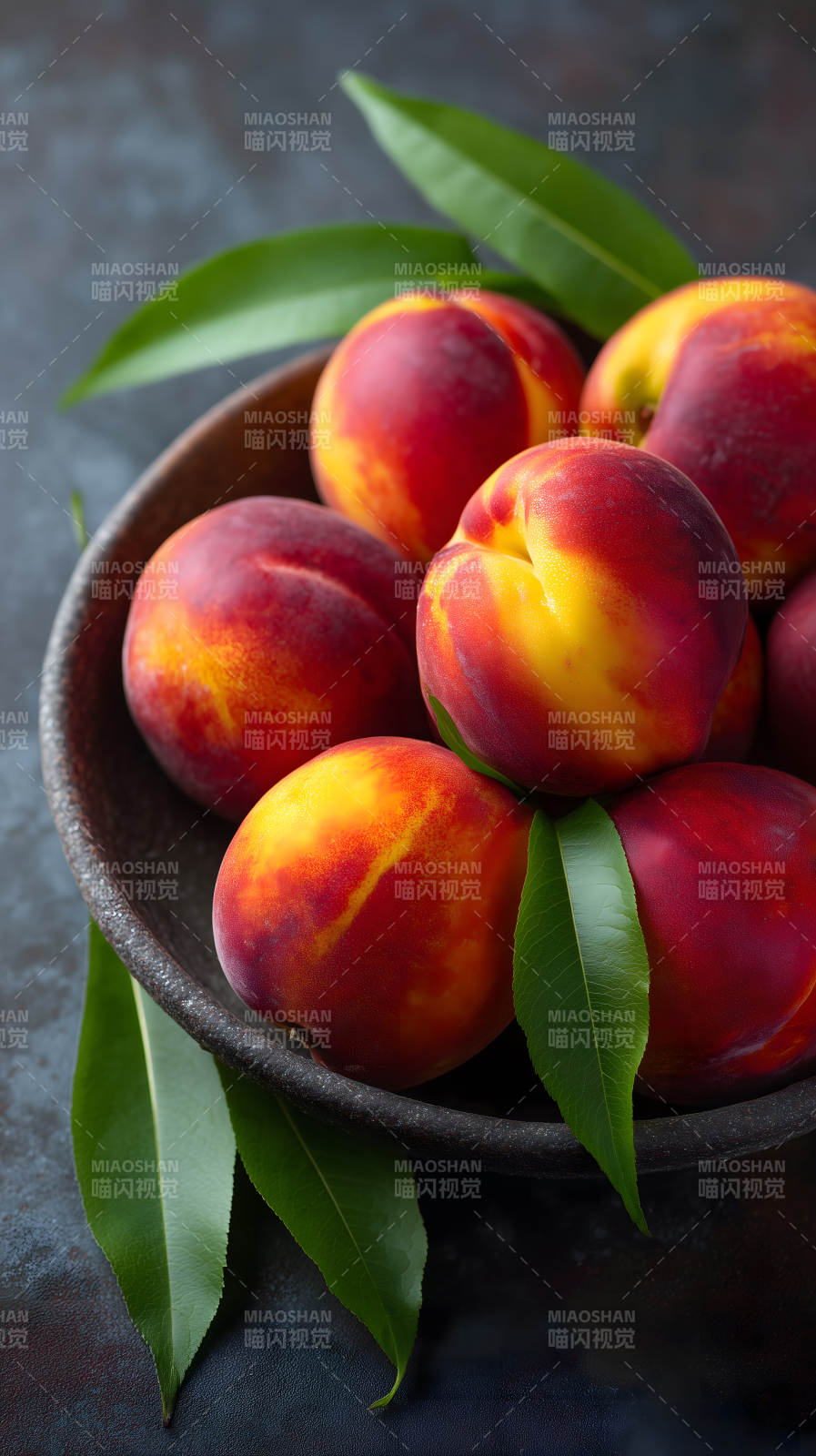 碗中红润油桃图片