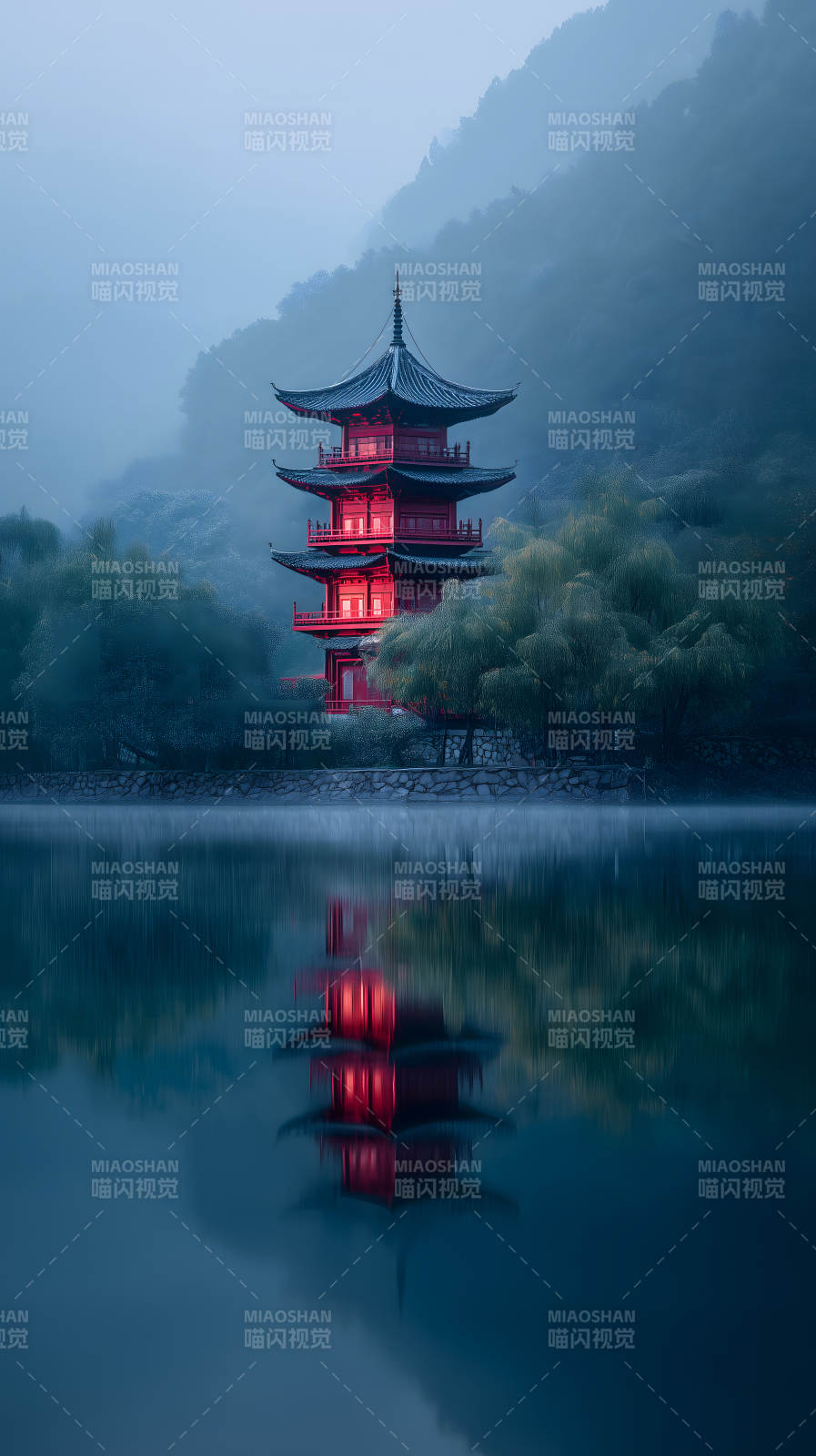 红塔映湖雾气弥漫图片