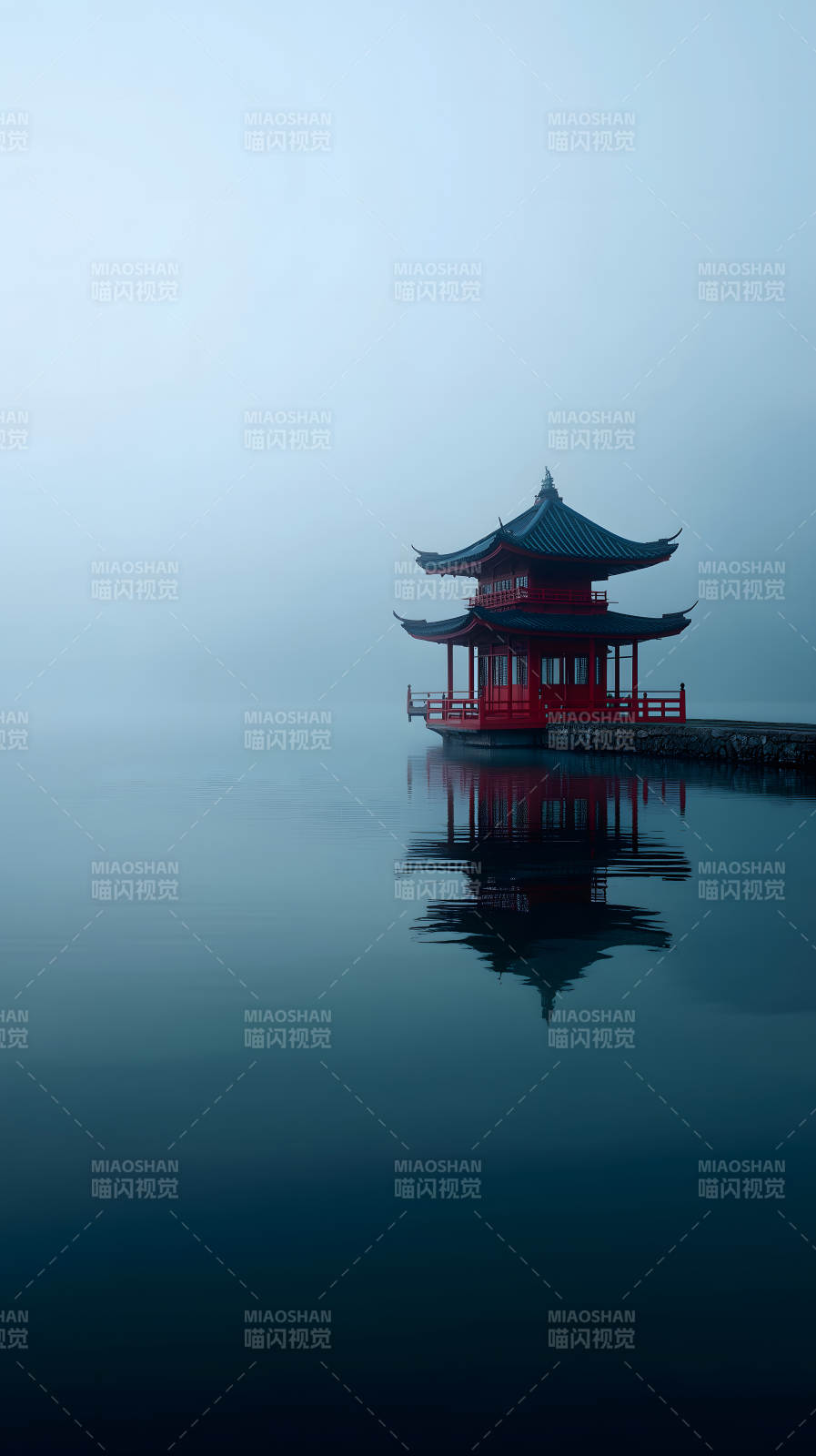 水上红亭静谧倒影图片