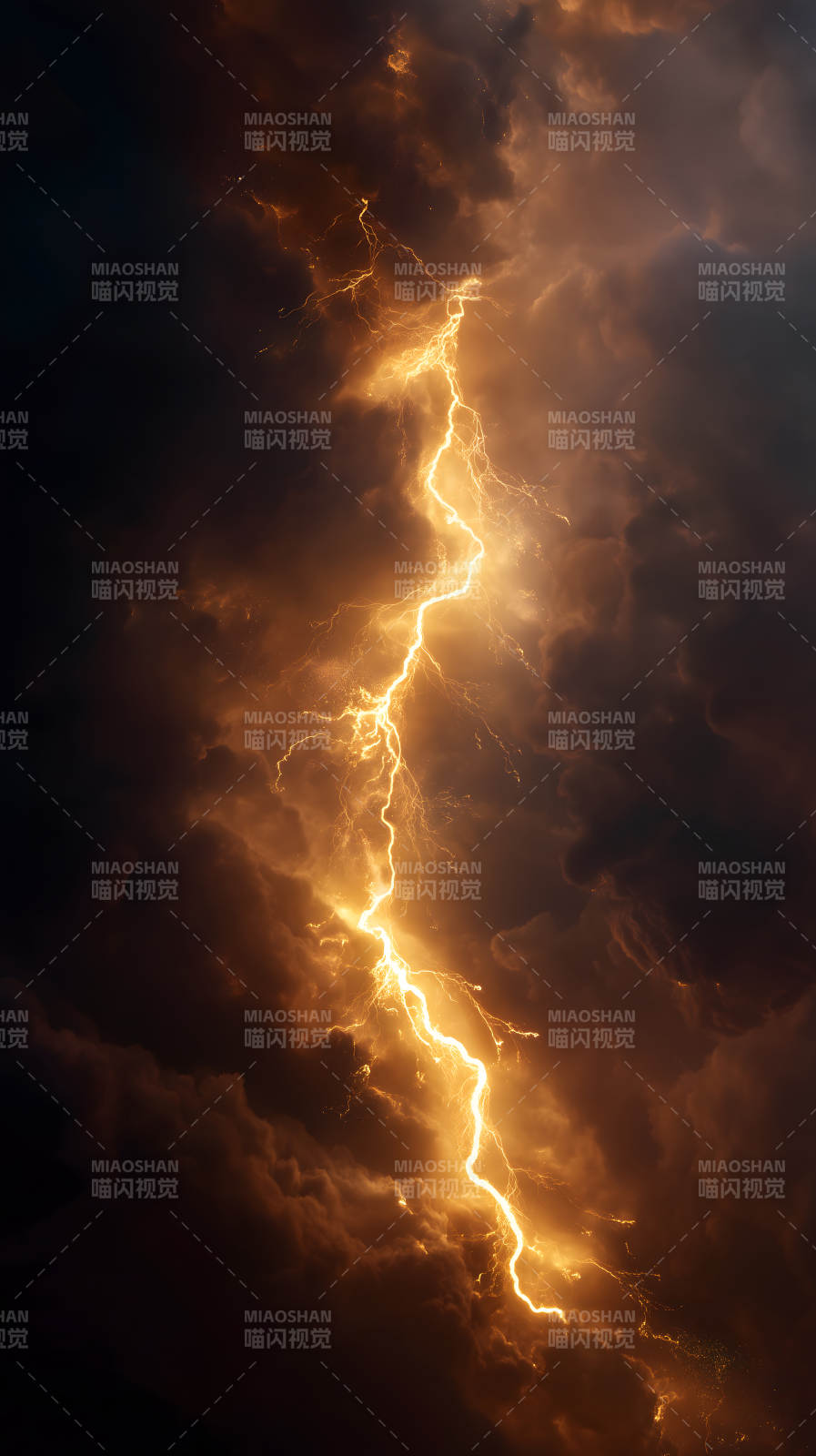 雷电穿透乌云图片