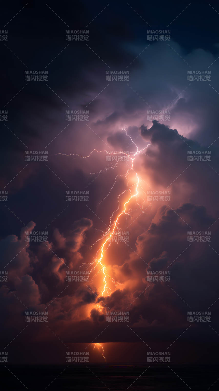 雷电划破夜空图片