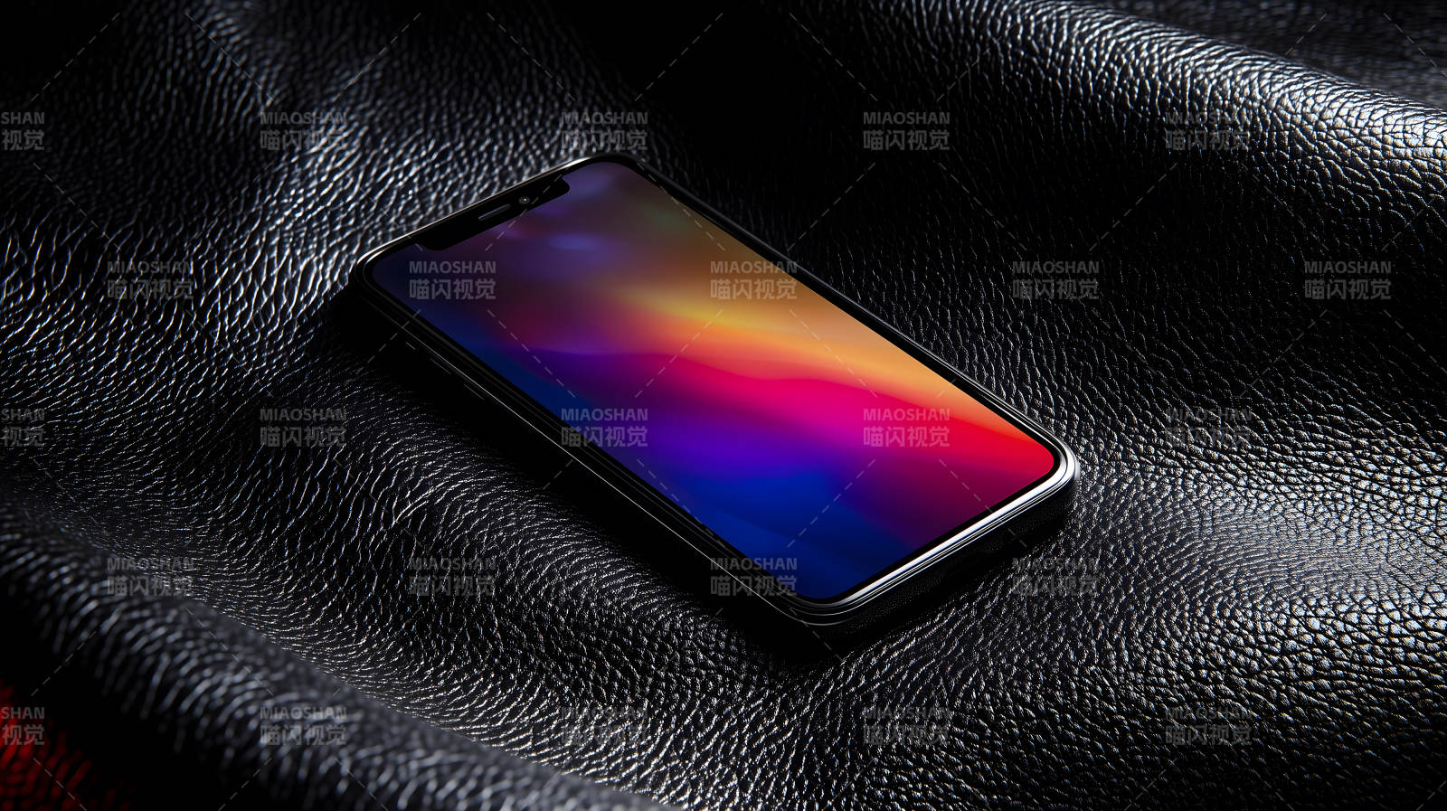 手机在黑色皮革上图片