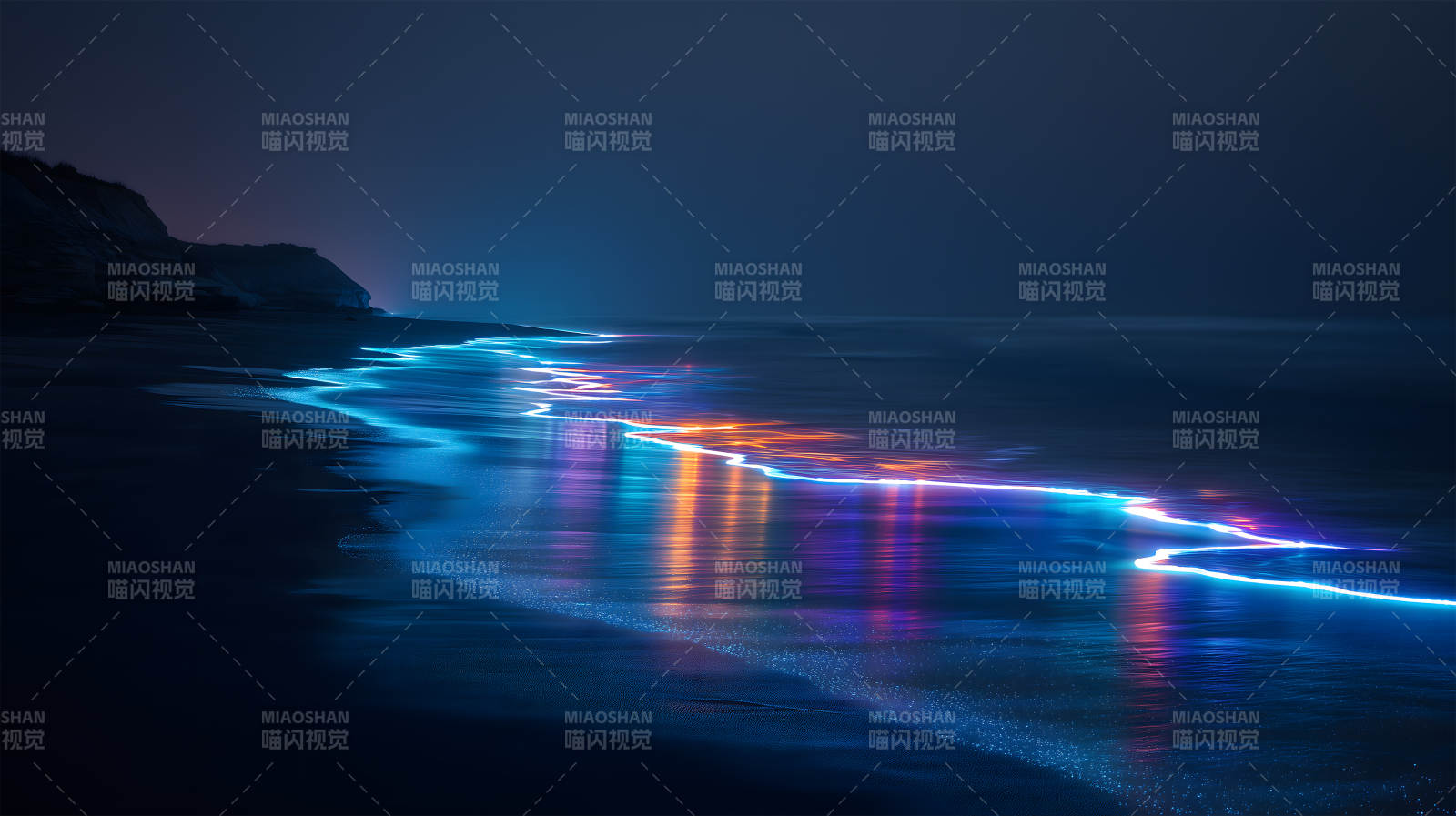 夜幕下的发光海滩图片