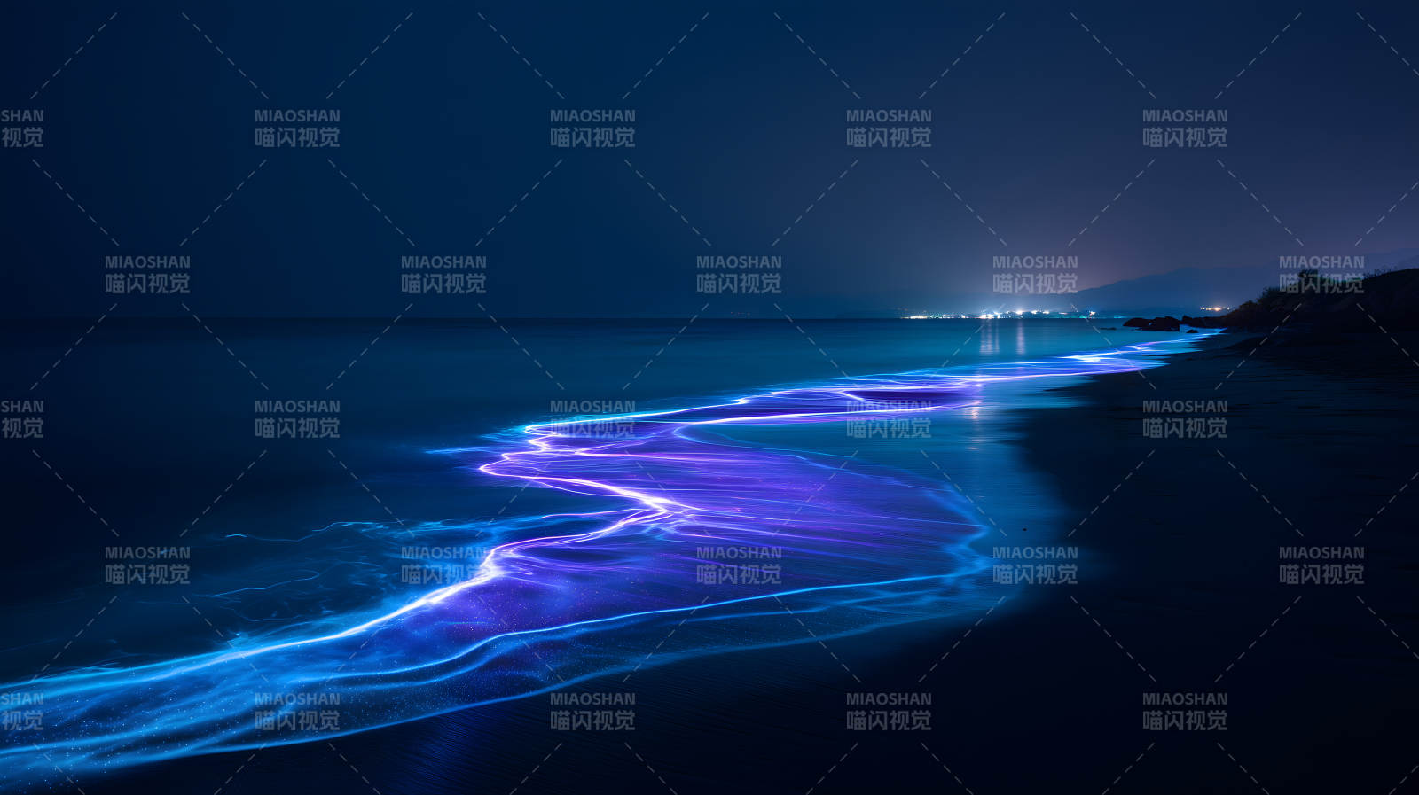 夜幕下的发光海岸图片