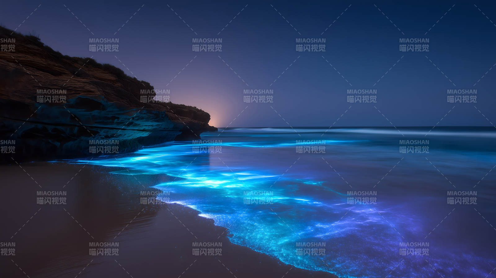 夜幕下的蓝色海岸线图片