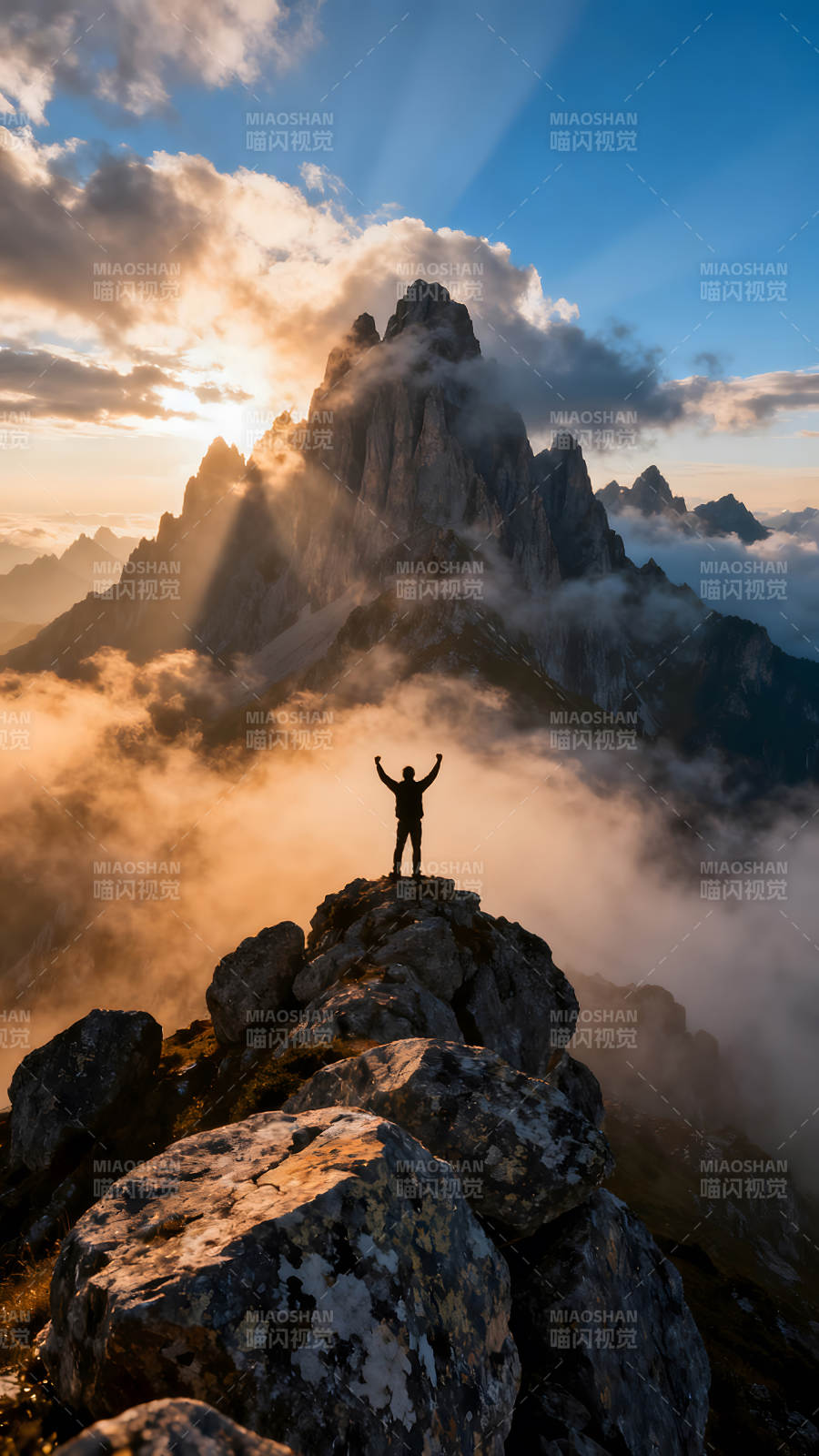 登山者庆祝胜利壮丽山景云雾缭绕图片