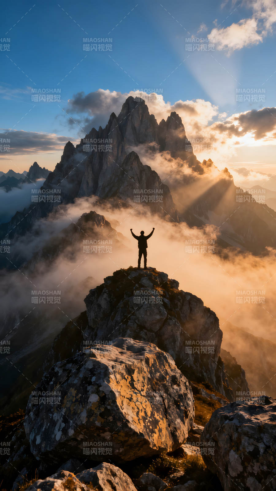 登山者庆祝成功壮丽山河风光图片