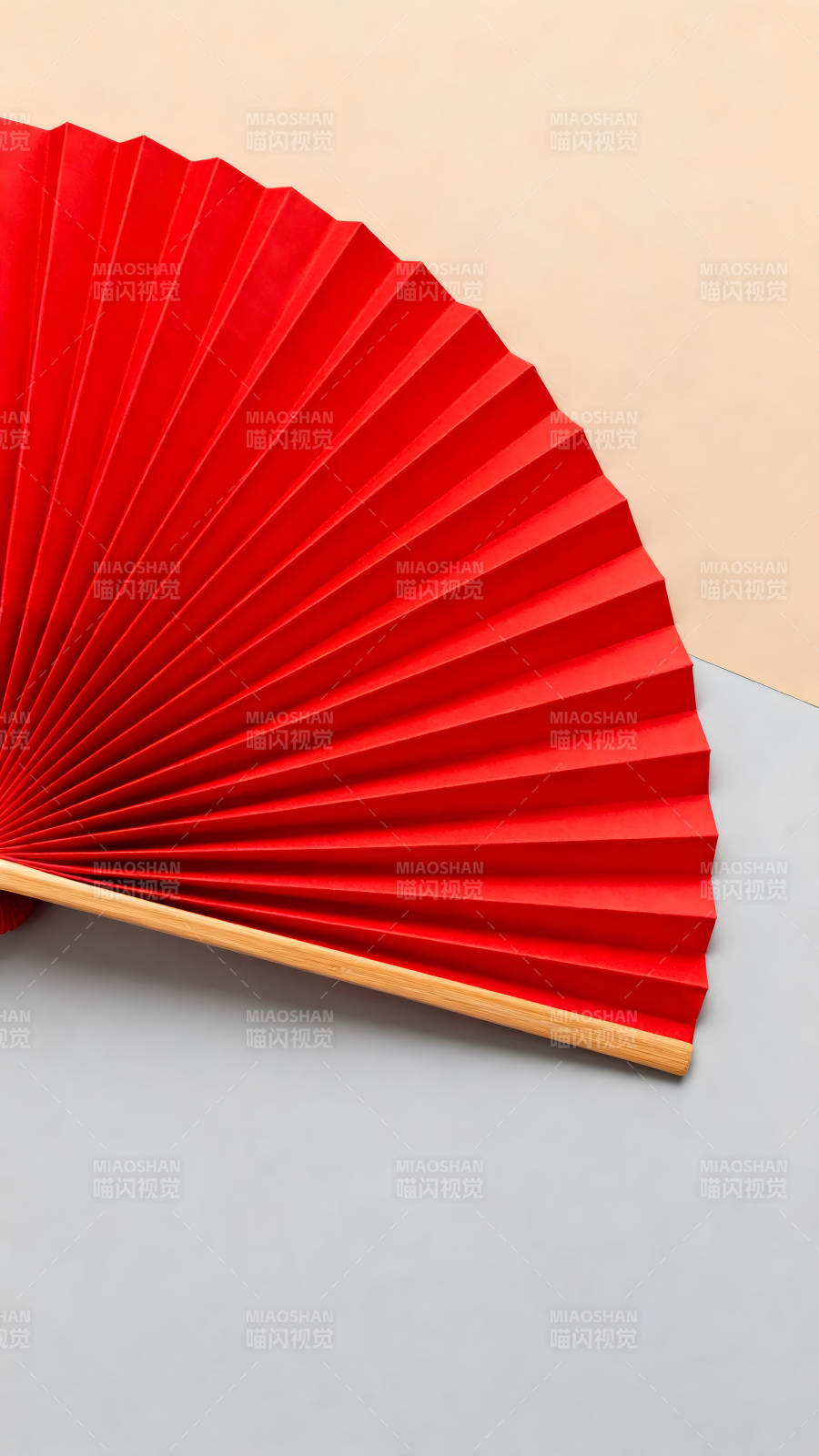 红扇展开简约构图图片