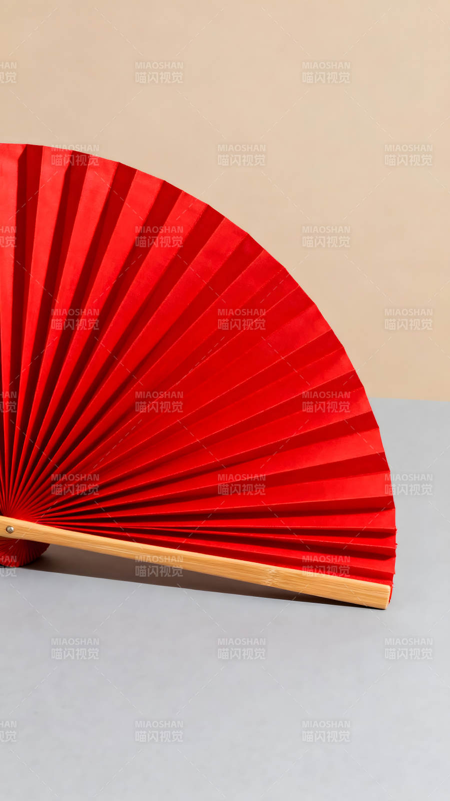 红扇子打开状态摄影作品图片