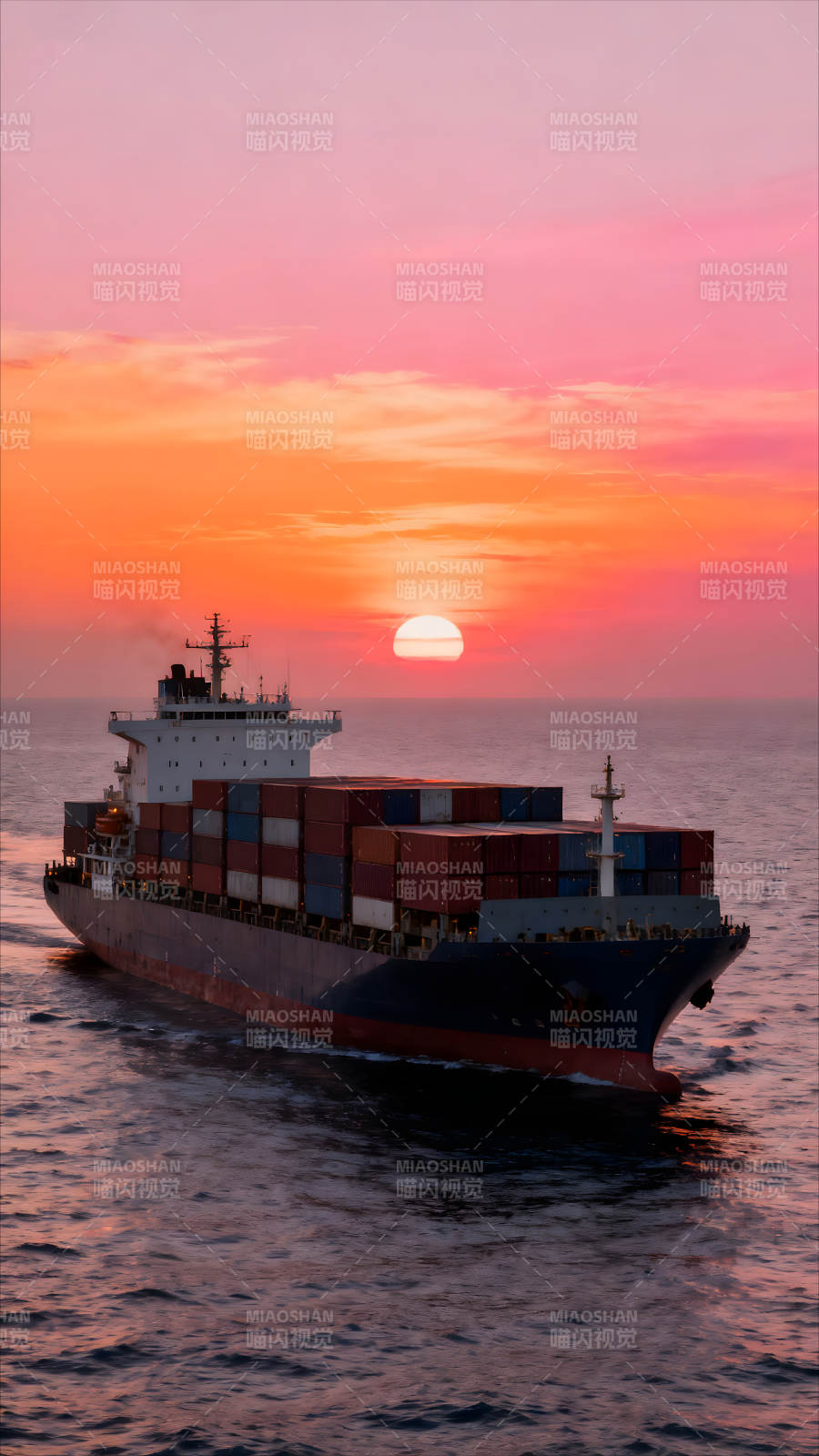 海运货船夕阳下航行图片