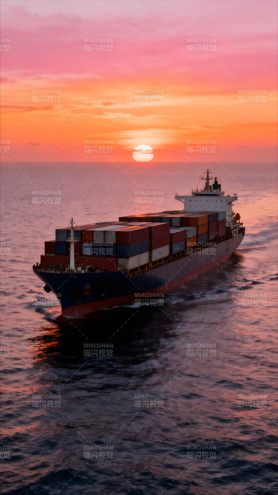 海面夕阳下的货船航行图片