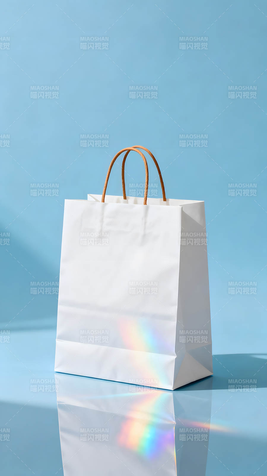 白色的购物袋在蓝色背景上图片