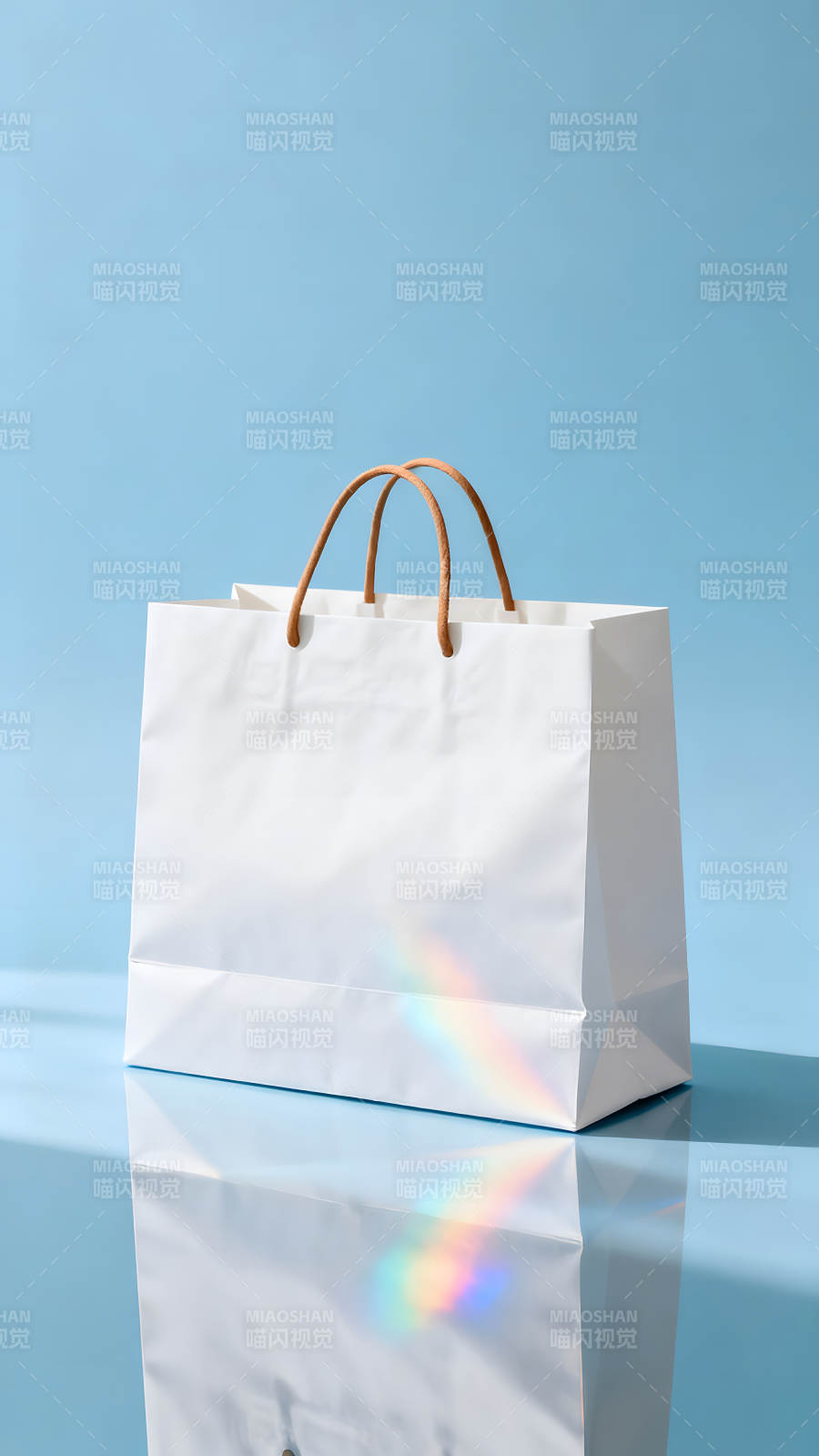 纯色背景下的白色购物袋图片