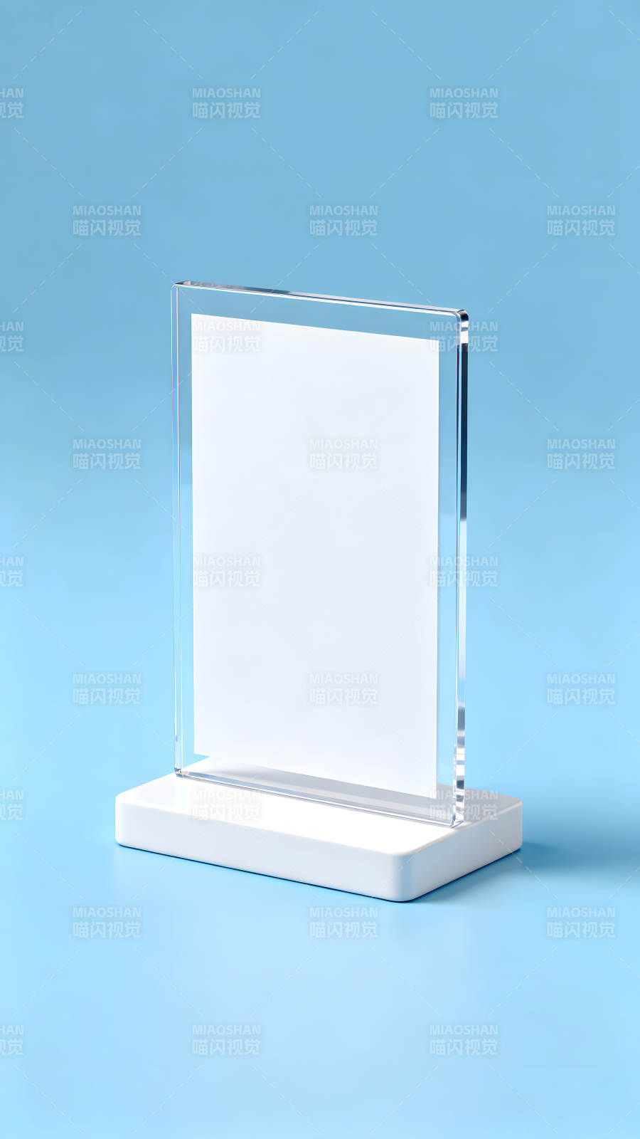 透明展示架在蓝色背景上图片