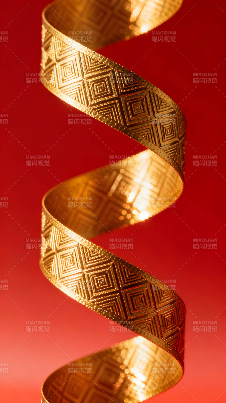 金色的丝带在红色的背景下旋转图片