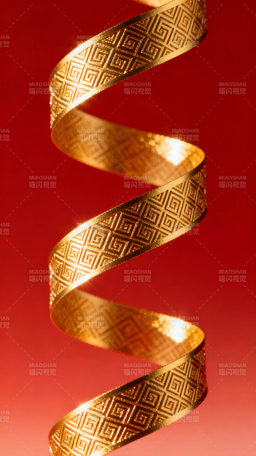 金丝带在红色背景下旋转图片
