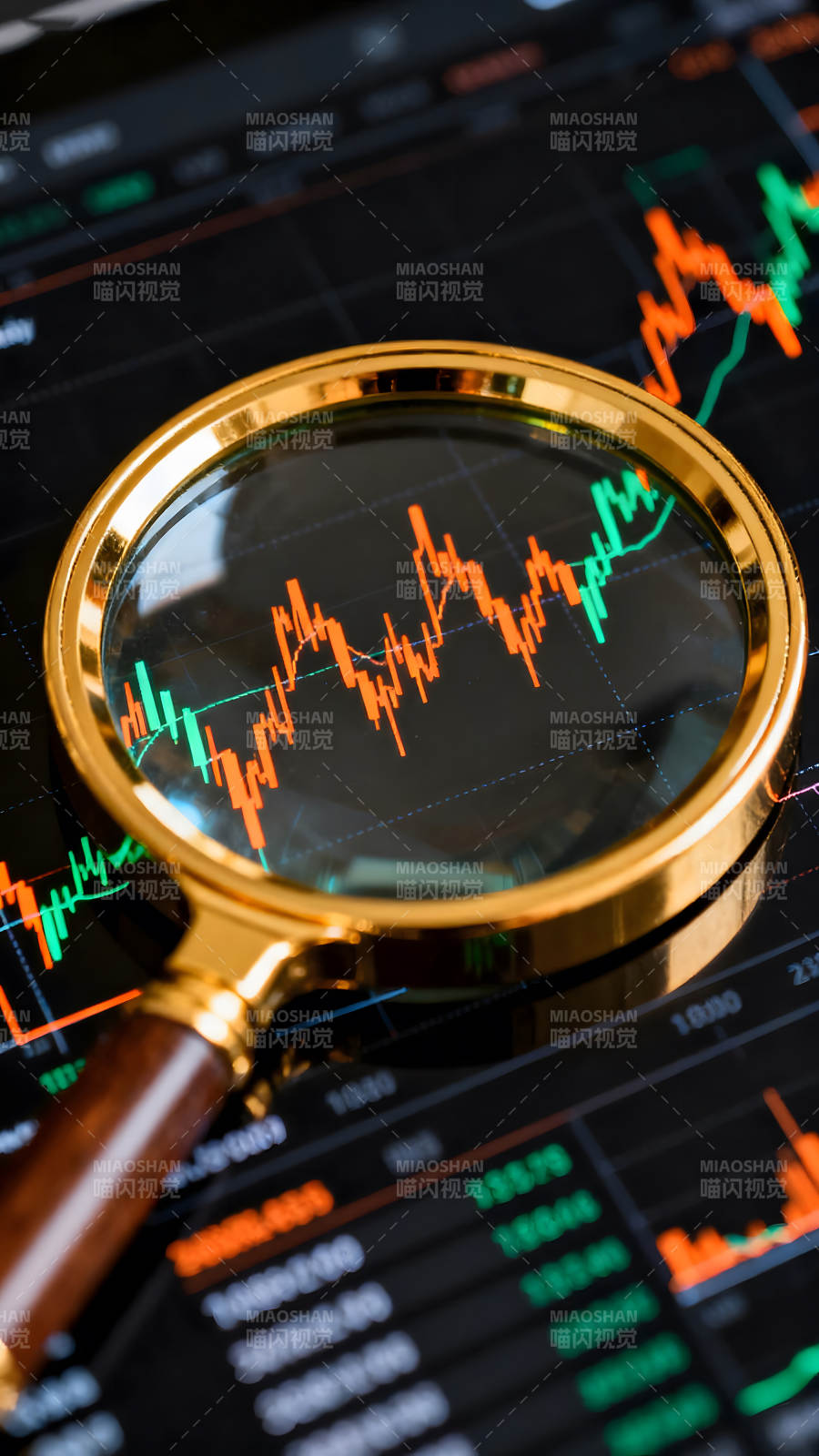 放大镜下的股票市场波动图图片