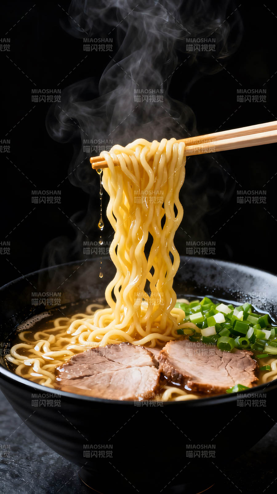 一碗冒着热气的美味拉面图片