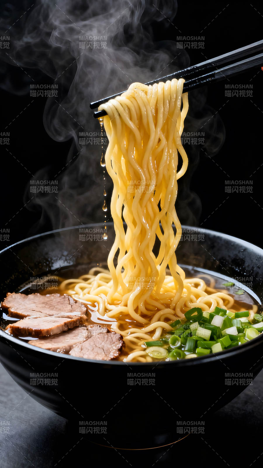 一碗热气腾腾的拉面特写图片