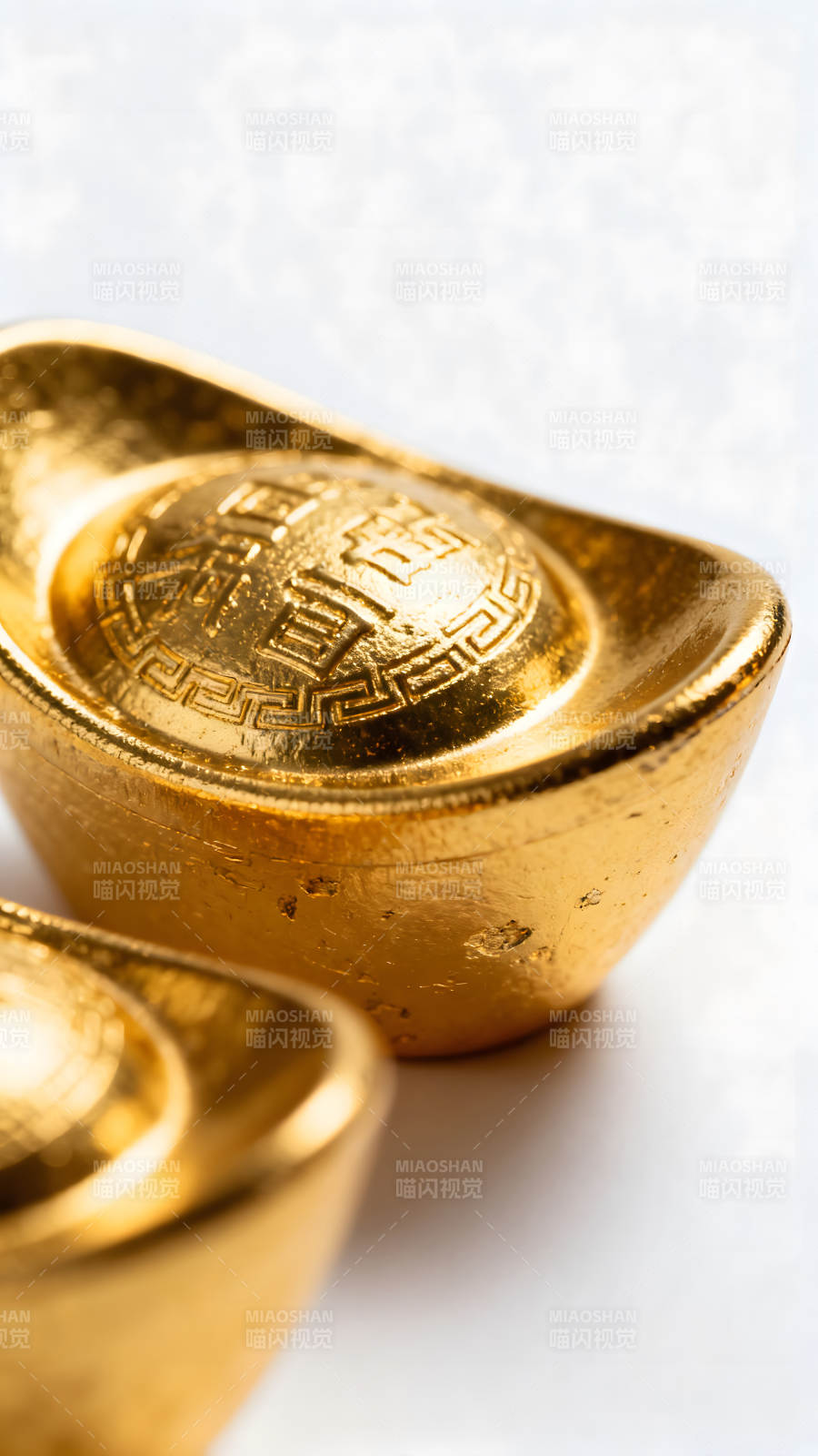 黄金元宝特写闪耀金色光芒图片