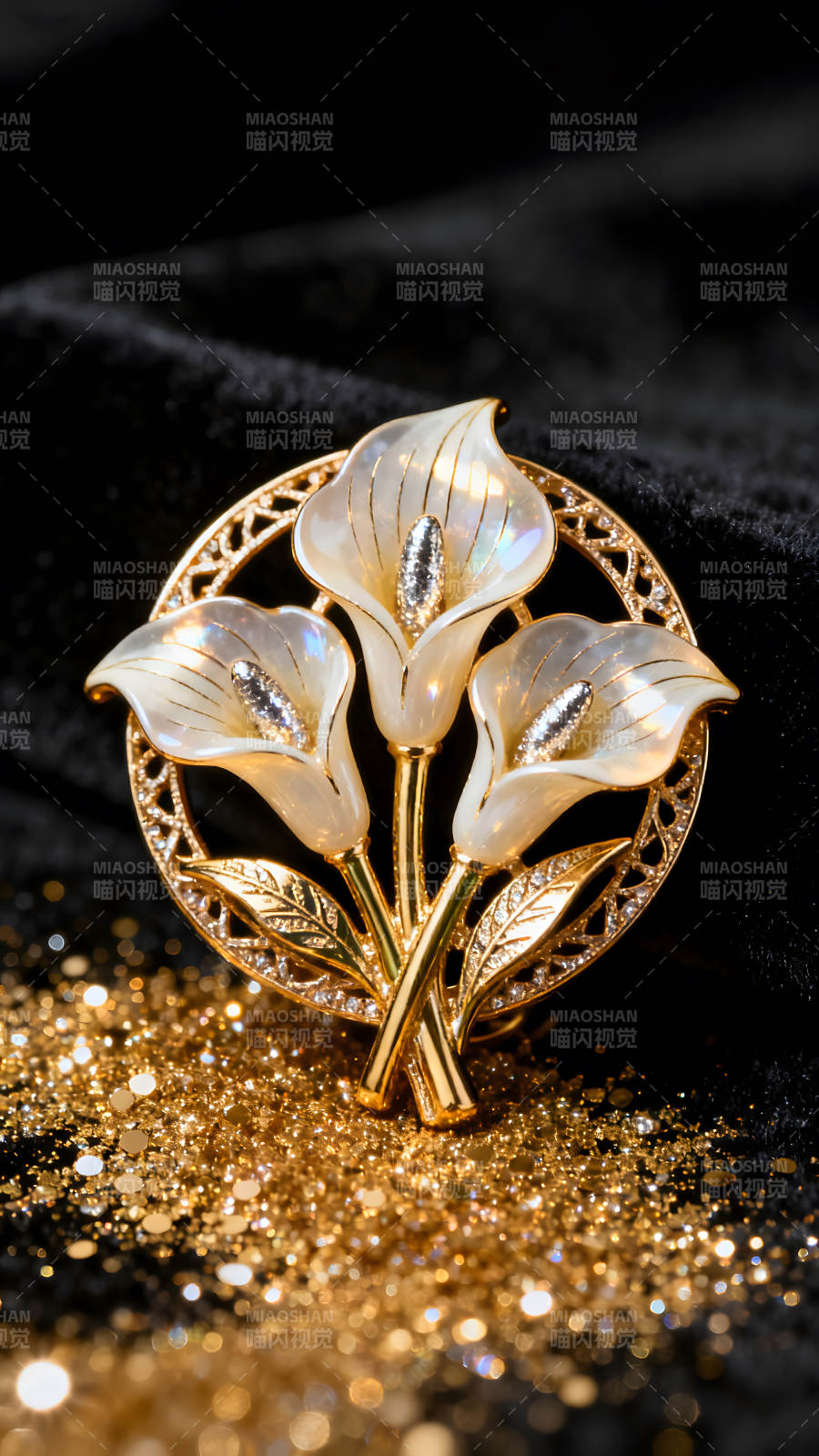 精致的金色花朵胸针特写图片