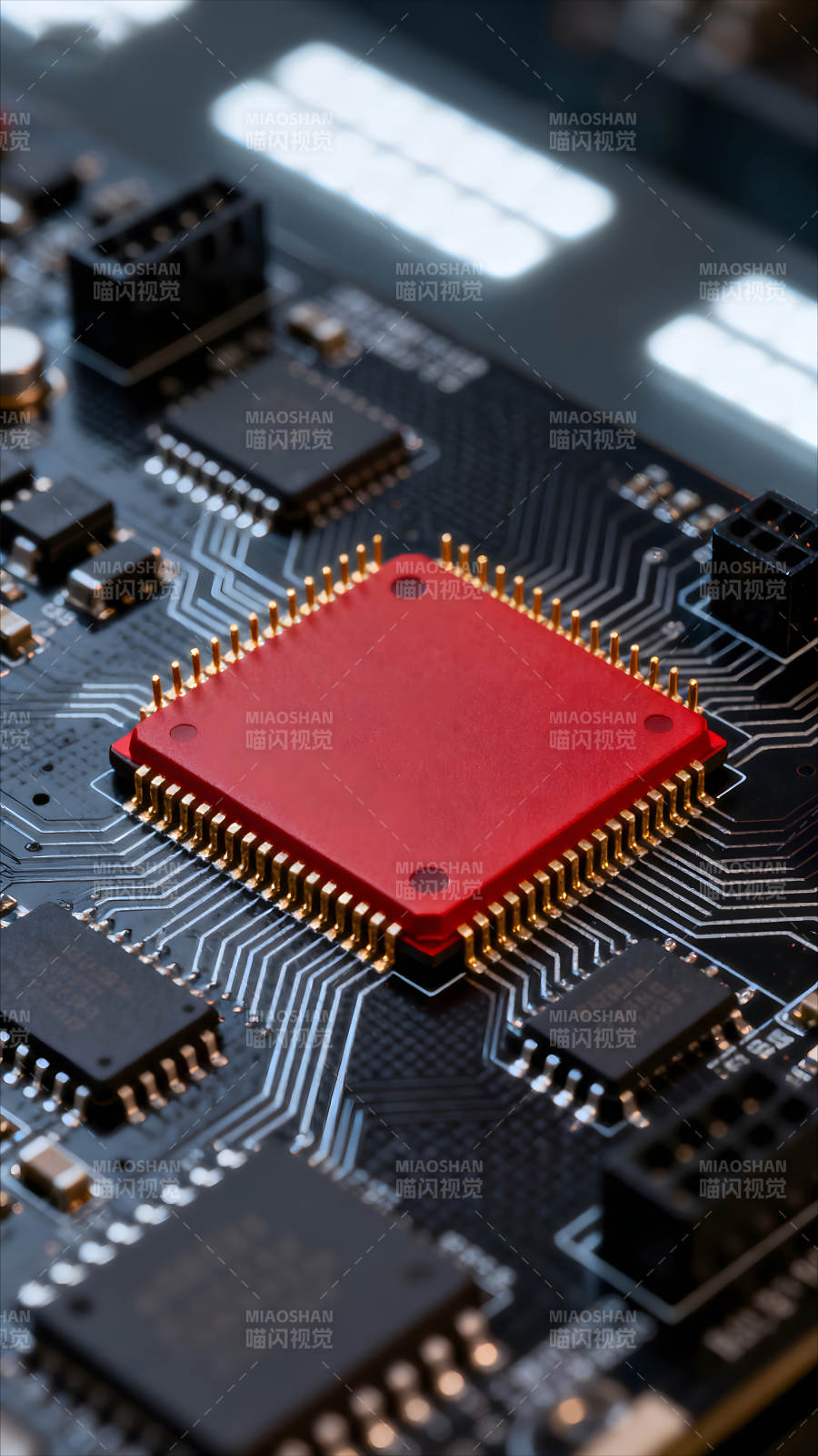 电路板近景红色芯片特写图片