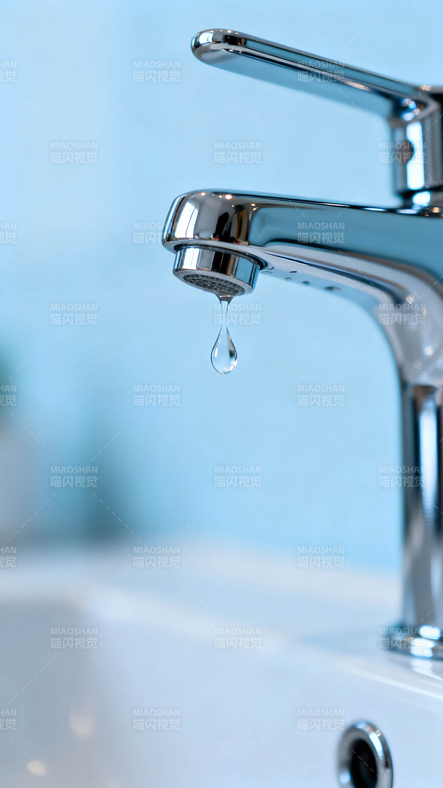 水龙头滴水特写图片