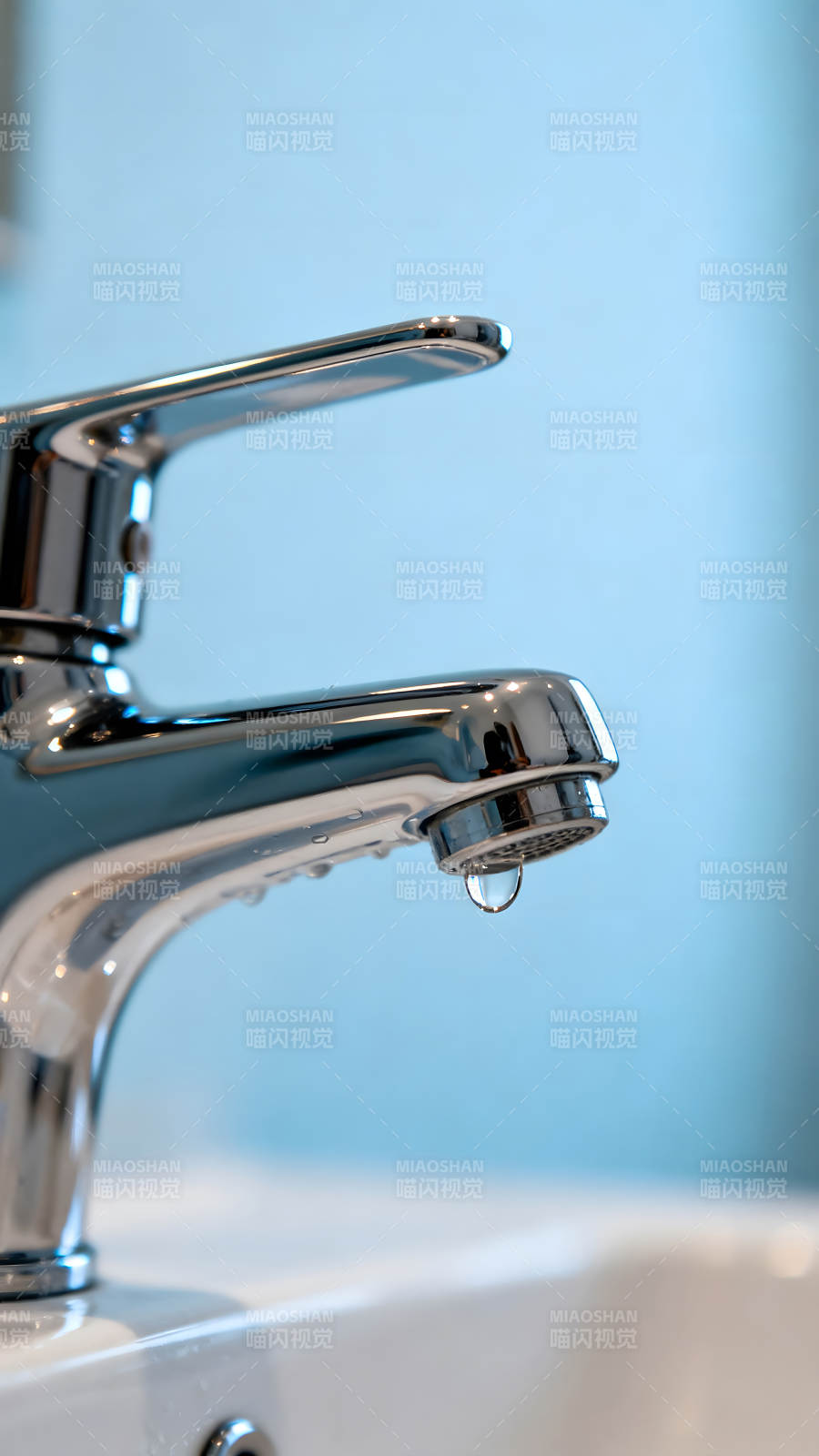 水龙头滴水特写镜头图片