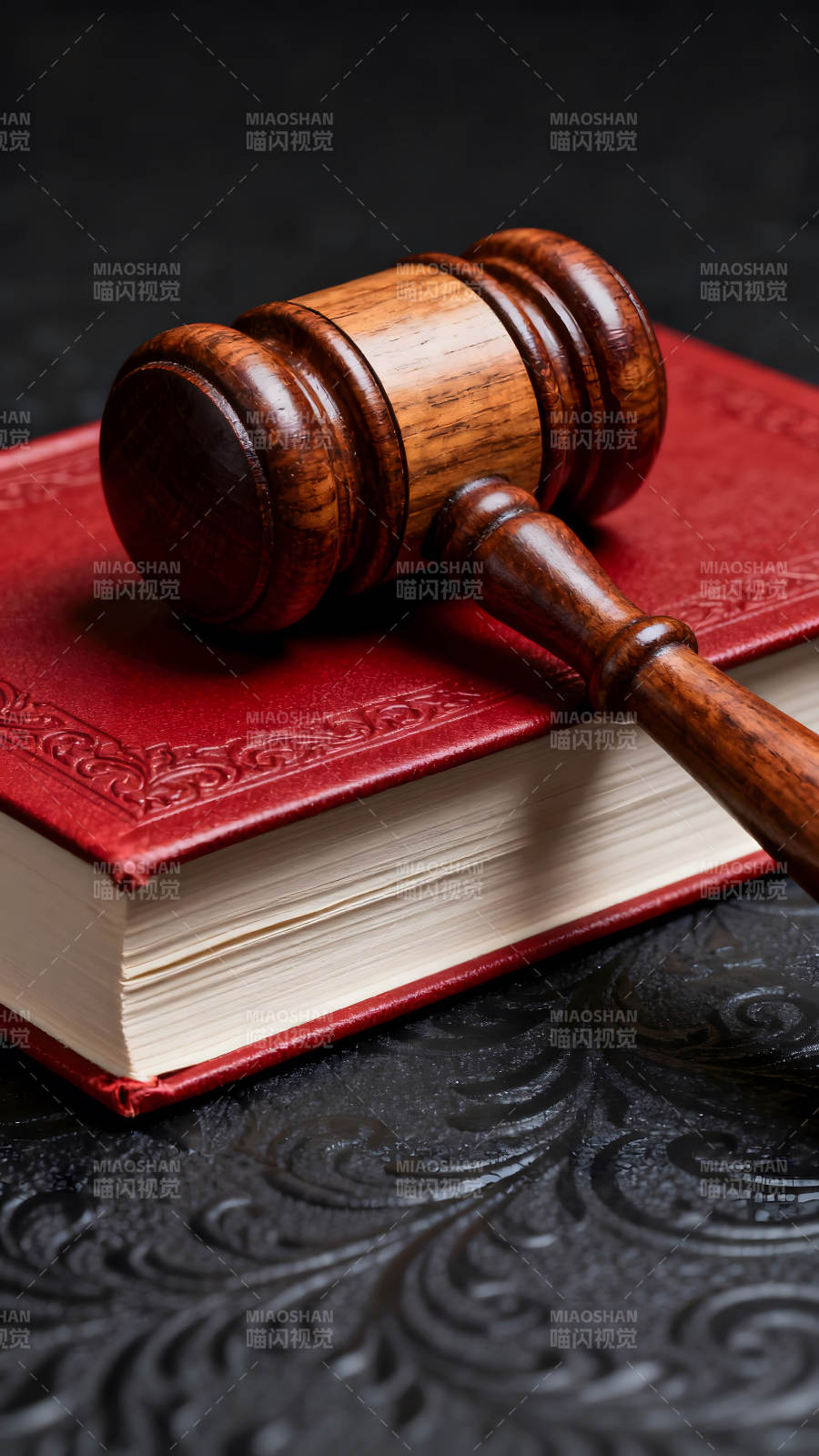 法槌与红皮书象征法律图片