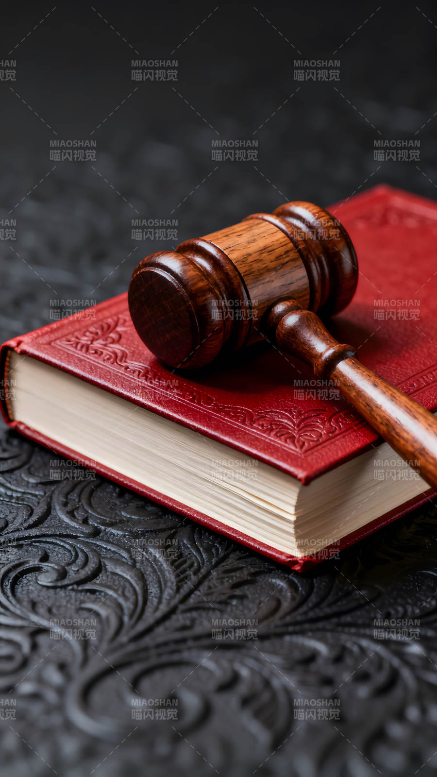 法槌与书籍特写法律审判的象征图片