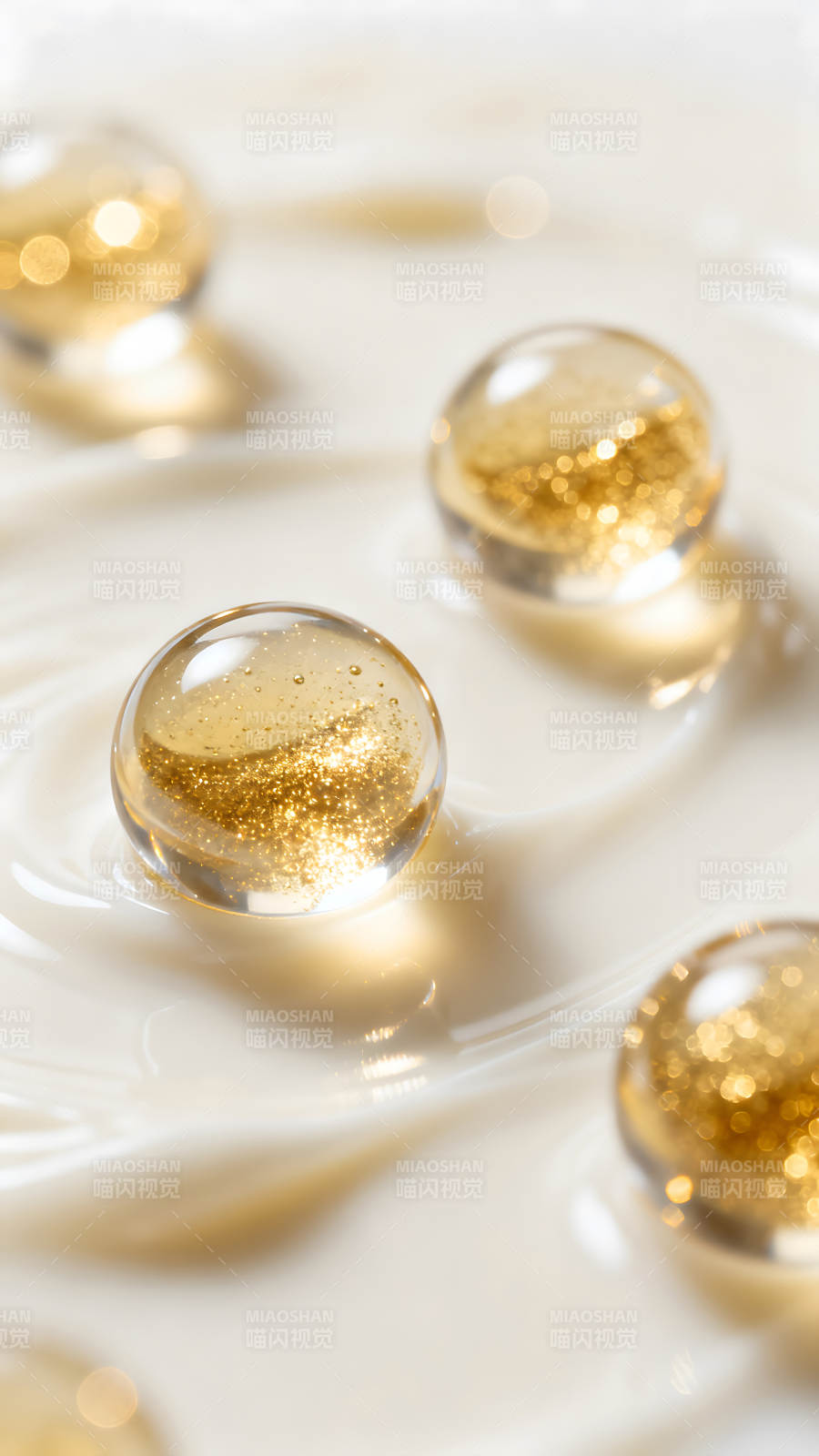 金球晶莹剔透在白色膏体上闪耀图片