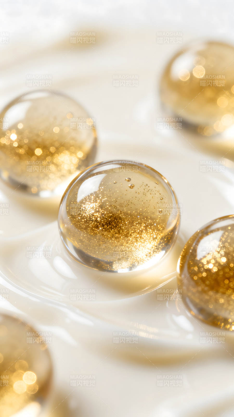 金光闪耀的透明球体特写图片