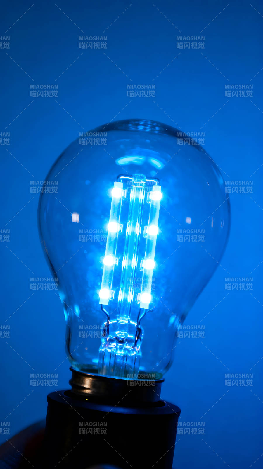 蓝光灯泡特写闪耀的光芒图片