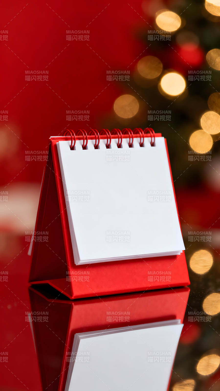 红色的日历和圣诞树背景的节日氛围图片