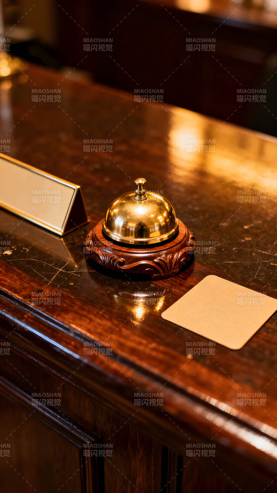 酒店前台的铜制响铃和装饰图片