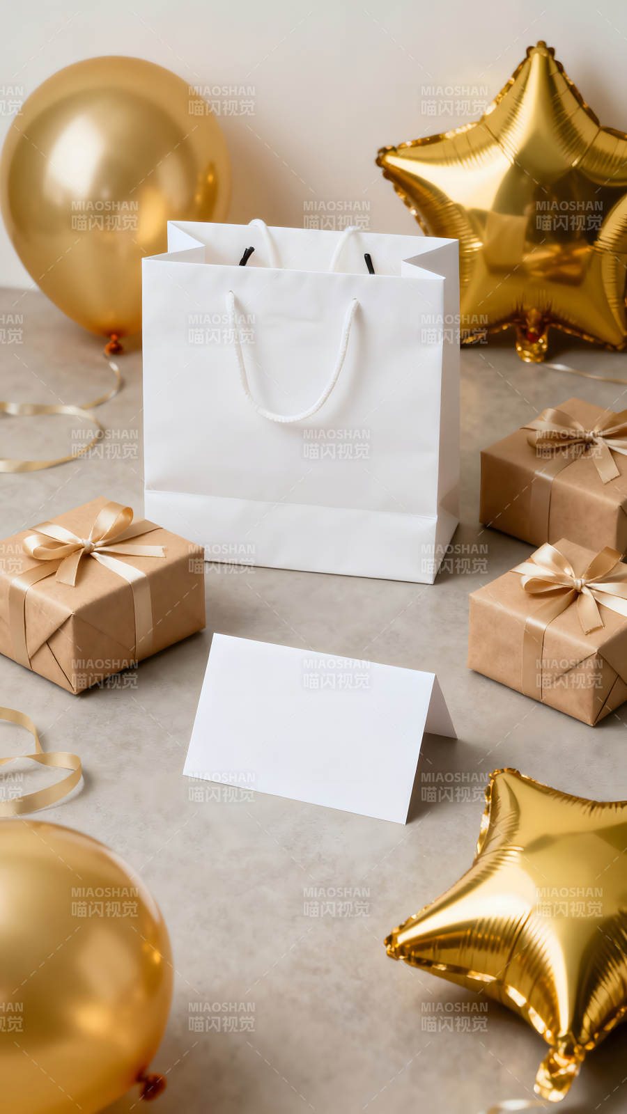 礼品与气球的节日氛围图片