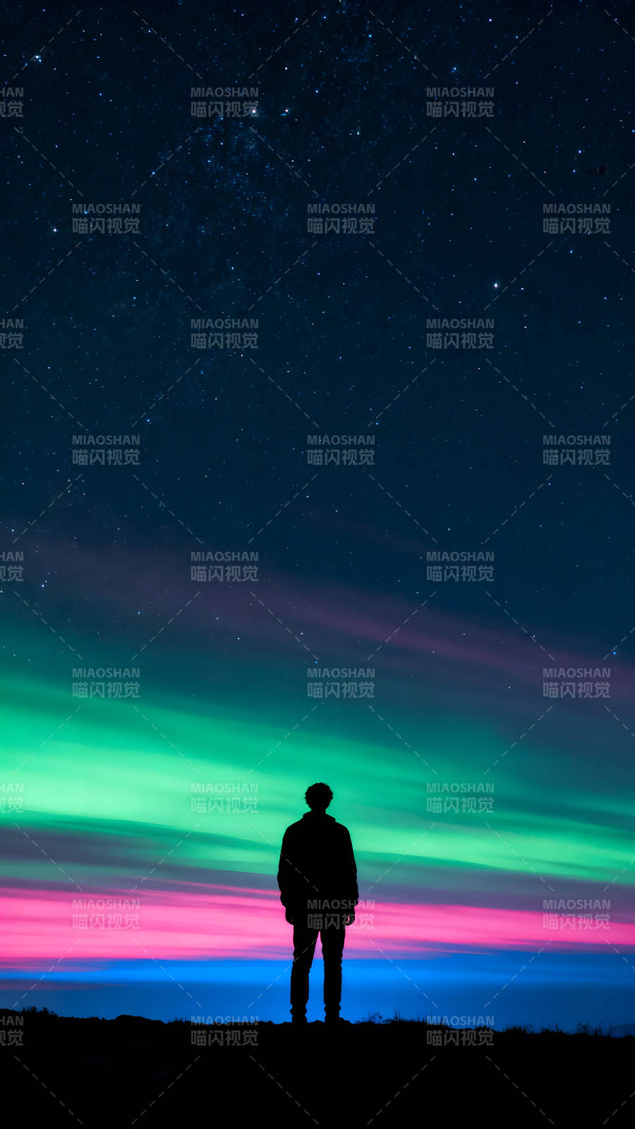 星空下的剪影人像极光色彩绚丽图片