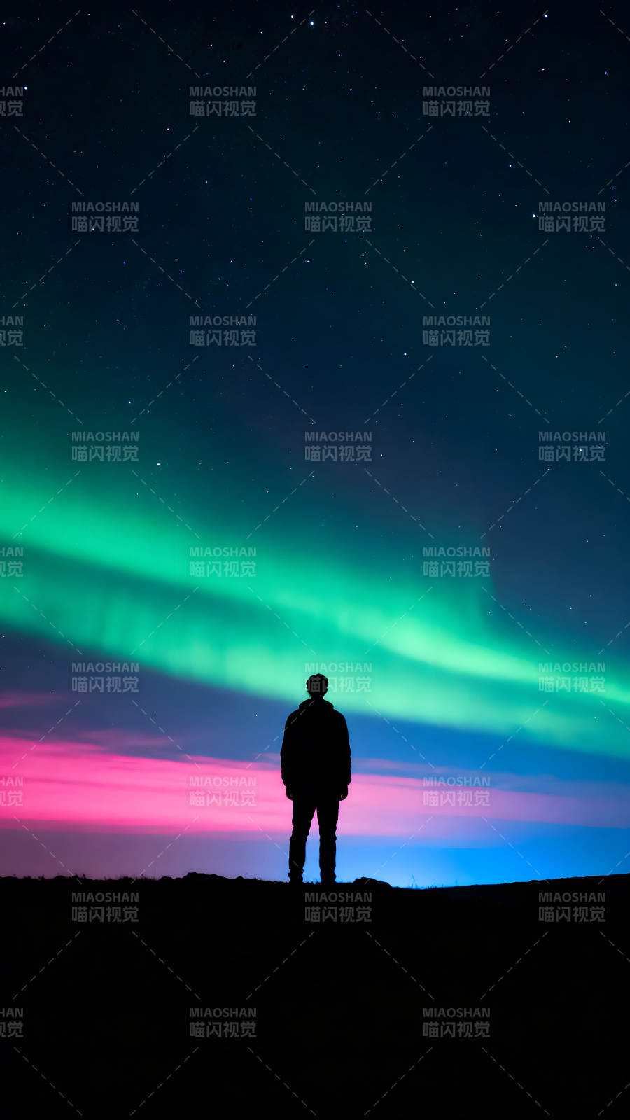 极光下的人仰望星空图片