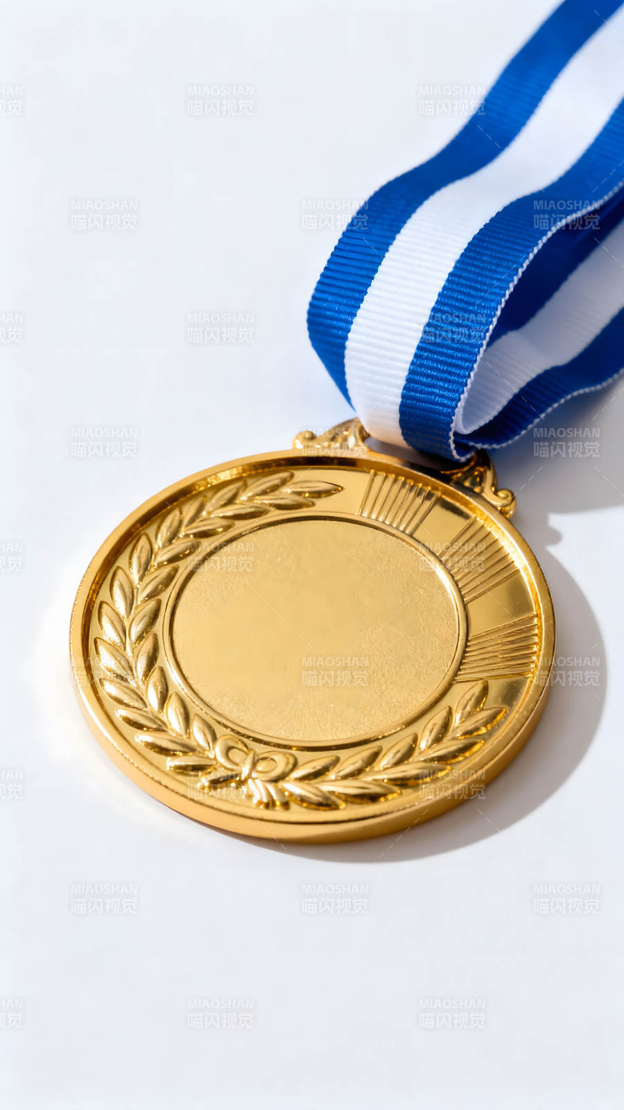 金牌特写搭配蓝白丝带图片