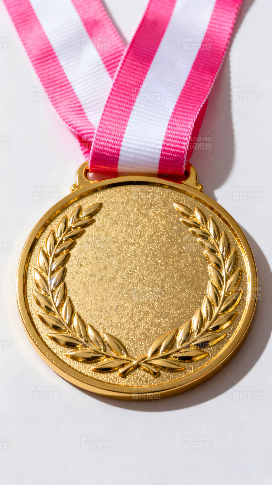 金牌与粉白丝带的特写图片