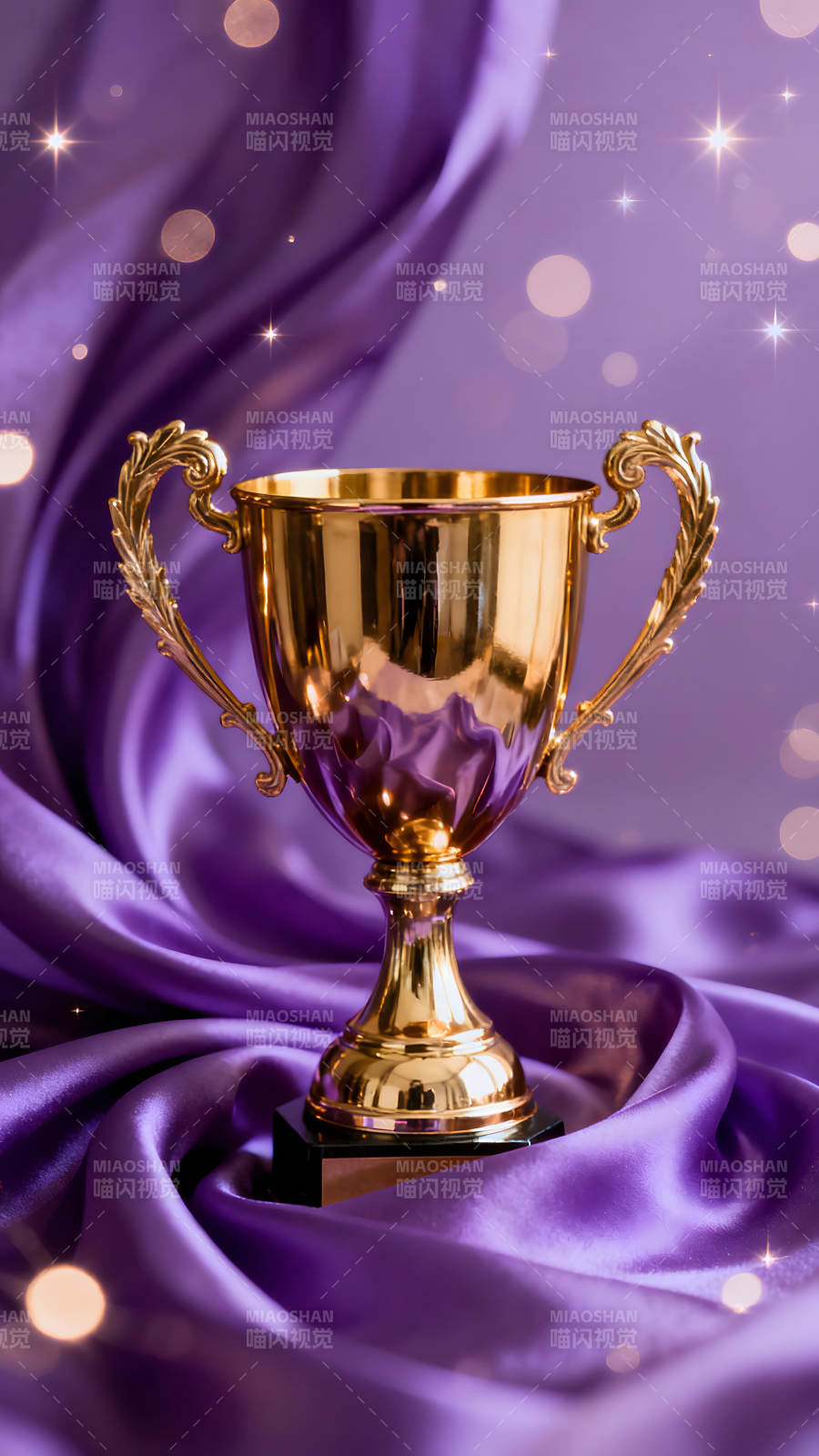 金色奖杯紫色绸缎背景氛围感十足图片