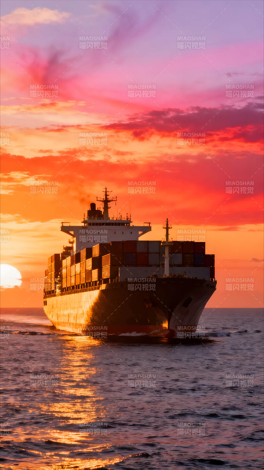 夕阳下的货轮航行在海面上图片