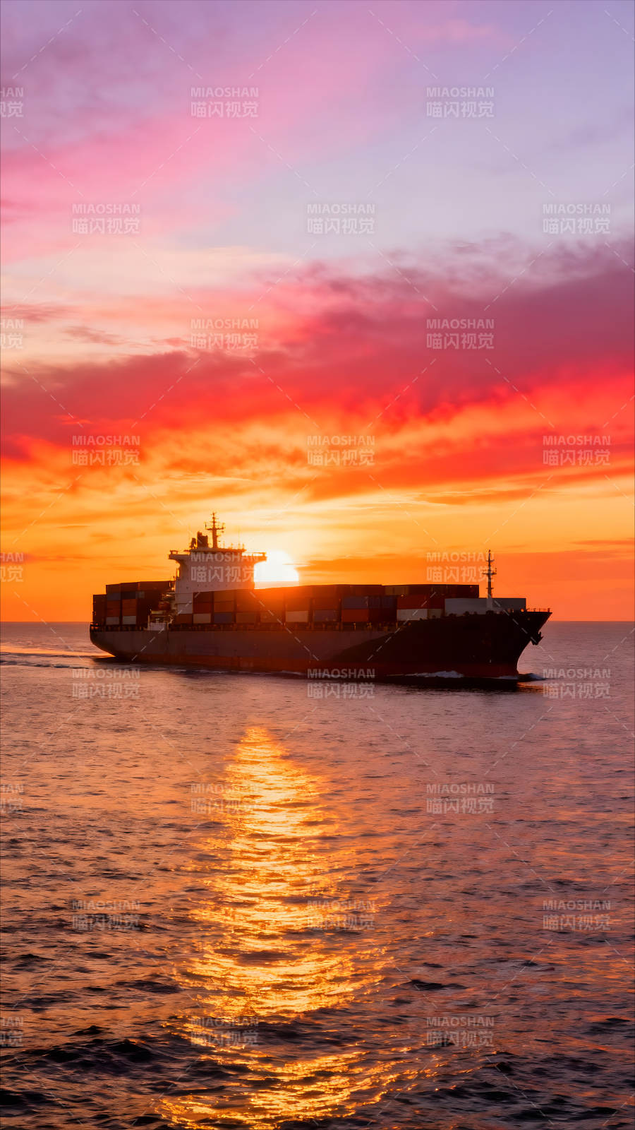夕阳下航行的货轮图片